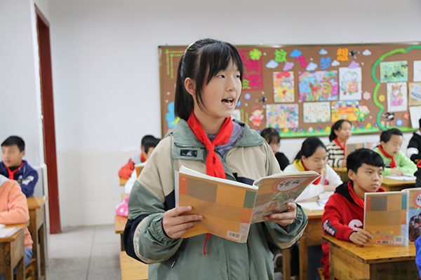 宜宾高县：教育扶贫暖万家 精准发力斩穷根_fororder_颜增梓在课堂朗读