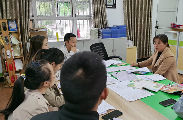 宜宾高县：教育扶贫暖万家 精准发力斩穷根_fororder_严为凤为新教师做教学专题培训