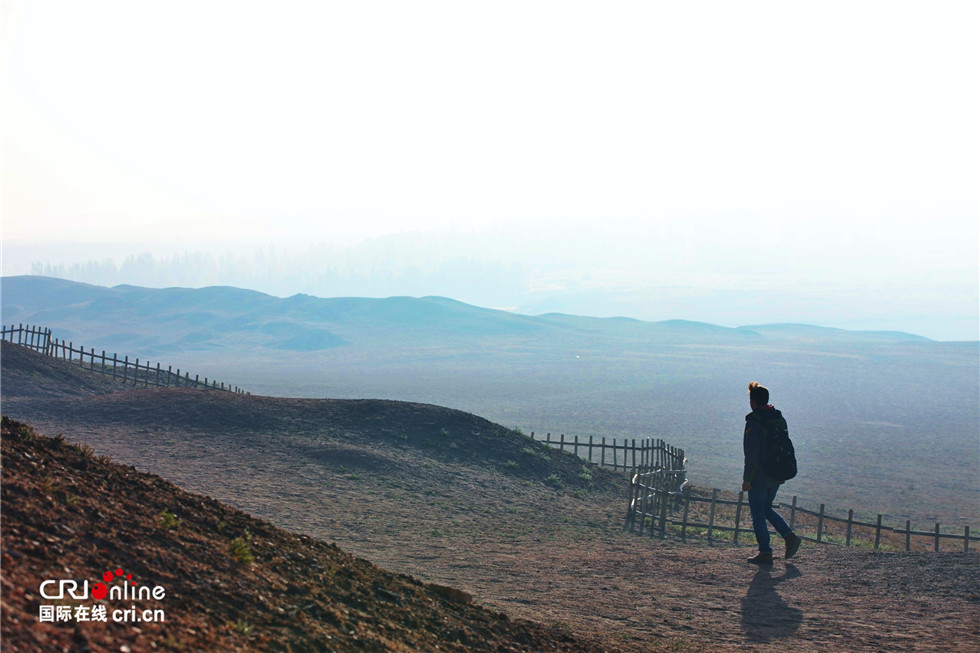 图片默认标题_fororder_00185-中国敦煌阳关古道，一个外国游客徒步经过。_副本