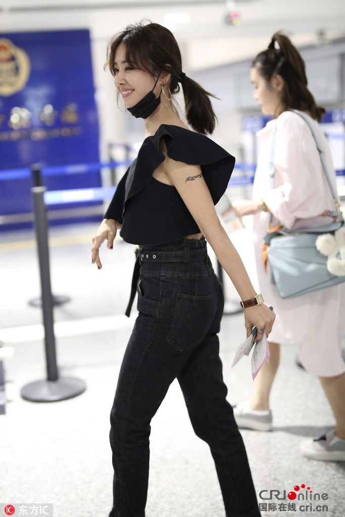 蔡依林荷叶边上衣秀性感和帅哥同行笑成月牙儿