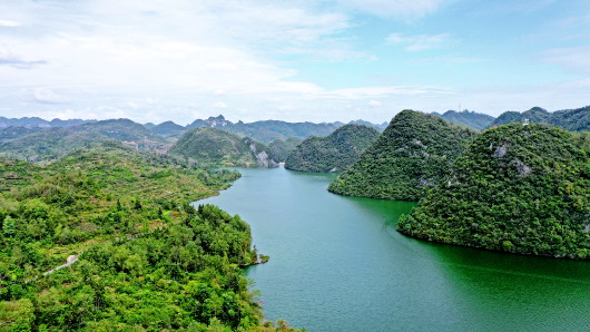 贵州毕节七星关：倒天河水映秋色