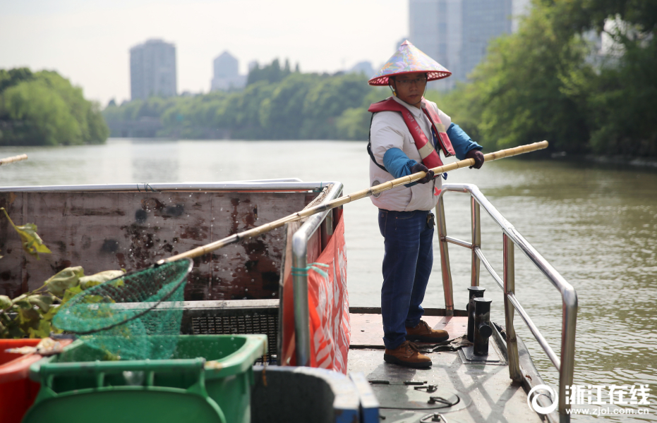 杭州：運河美容師 打撈垃圾忙