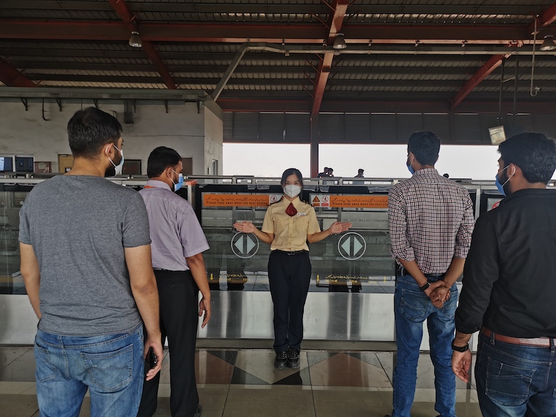 “中國方案”打造的巴基斯坦首條地鐵開通運營_fororder_廣州地鐵駐拉合爾培訓師李國玉（中）為巴基斯坦學員示範“排隊候車”指引手勢。