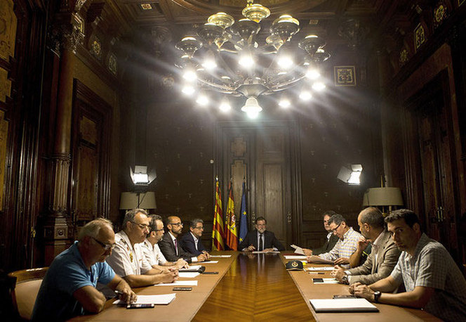 西班牙首相拉霍伊與巴塞羅那政府官員及國家安全部隊軍官舉行緊急會議_fororder_rajoy(20)