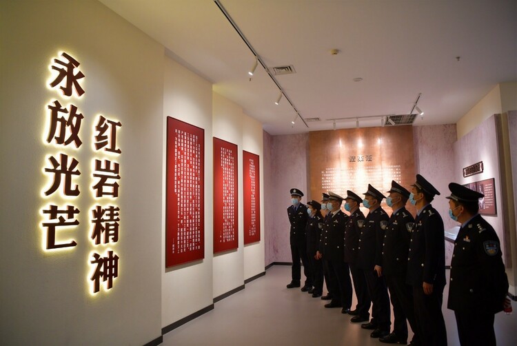 【B】重庆大渡口区公安组织红岩革命纪念馆参观学习活动