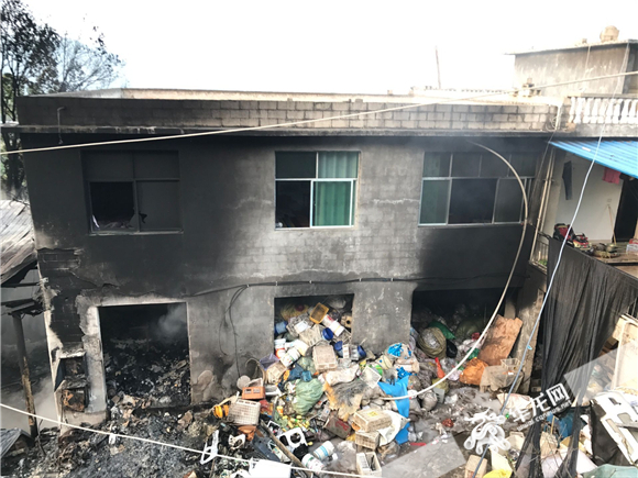 【法制安全 列表】黔江：废品收购站凌晨起火 未造成人员伤亡