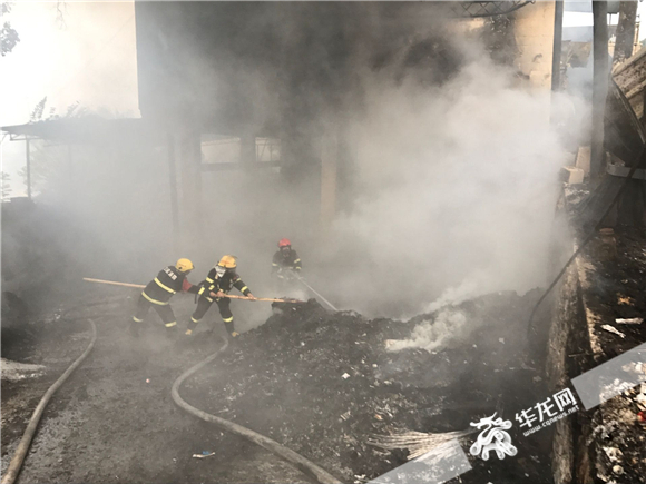 【法制安全 列表】黔江：废品收购站凌晨起火 未造成人员伤亡