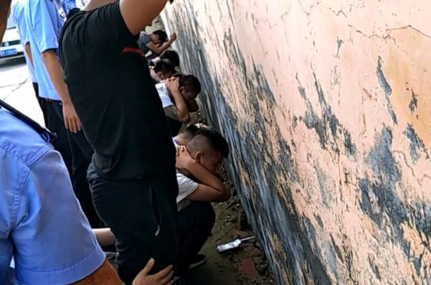 【社会广角（图片+摘要）】滨州14人带管制刀具和冰毒到拘留所接朋友