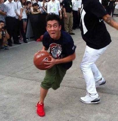 阿乐惨遭冠希"穷追猛打"?至少打篮球阿乐是完胜的