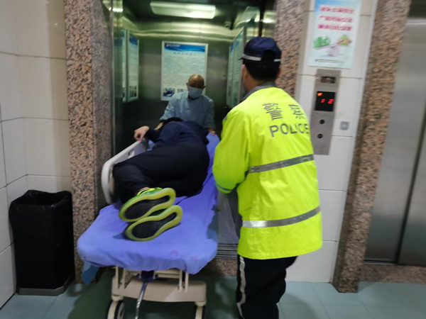 重慶江北區：駕駛員胃出血 警方4分鐘護送其到醫院就診