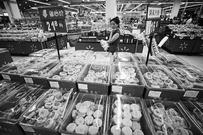 （食品）江苏南京超市里月饼已上市 价格很亲民