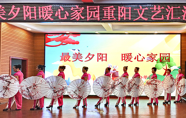 自贡自流井：百岁寿星乐享晚年安乐_fororder_旗袍秀表演