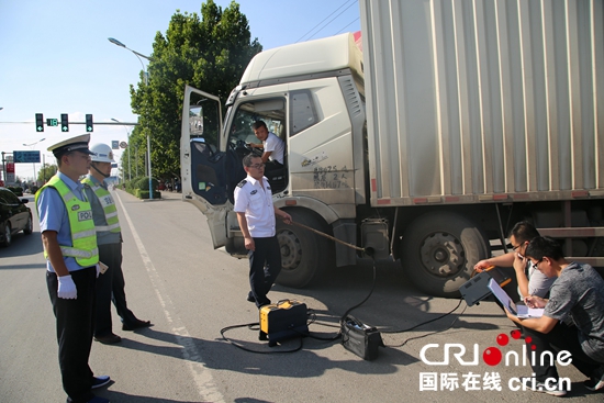 臨沂市重型柴油貨車集中整治行動成效顯著_fororder_執法人員進行尾氣測試 高杜娟 攝影
