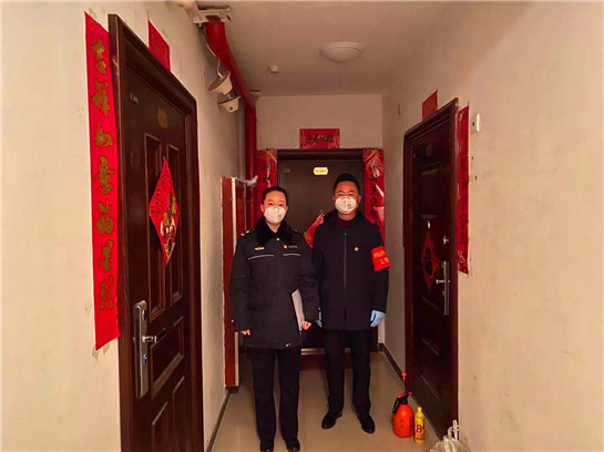 6969杨丽(左)和同事为小区隔离人员消毒物品  供图   长安区委网