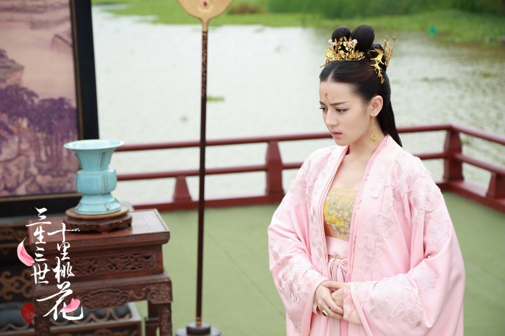 迪丽热巴的红衣古装照很惊艳 你最喜欢哪一种造型