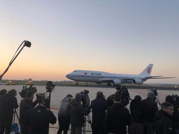 当地时间3月21日傍晚,国家主席习近平乘专机抵达意大利罗马菲乌面奇