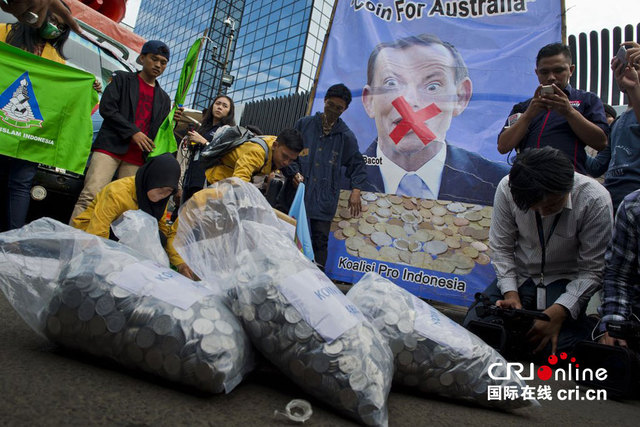 印尼民众收集硬币声称归还澳大利亚海啸捐款