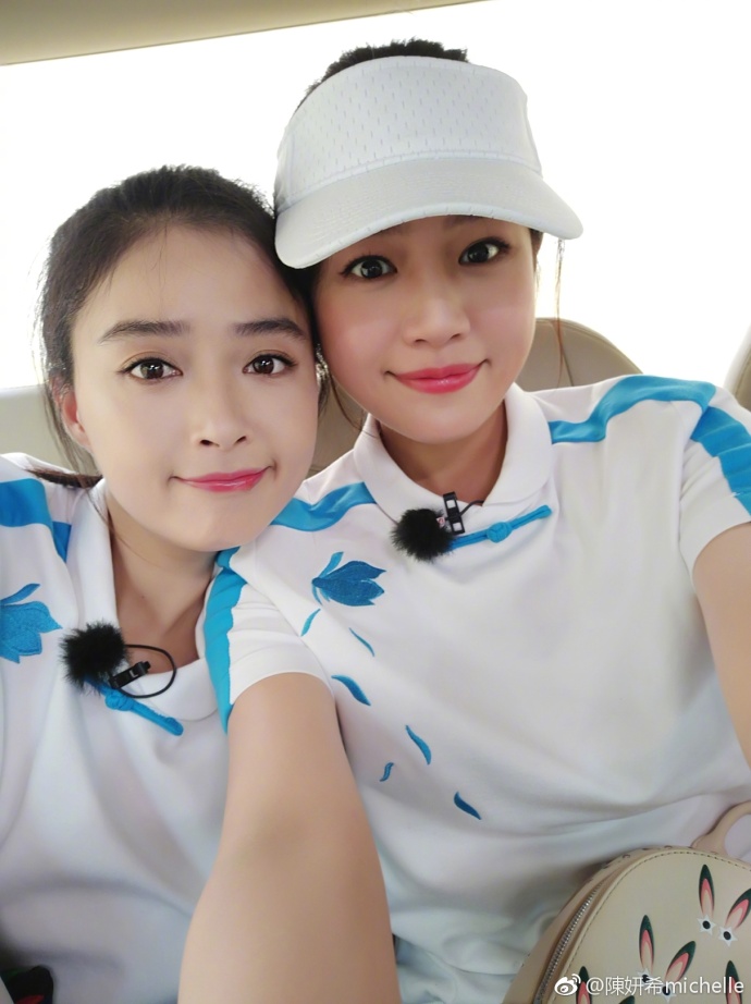 还是自拍,大家自行找亮点,来看看明星们的自拍技术如何吧!