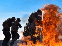 不惧烈焰！美军士兵演练应对燃烧瓶袭击