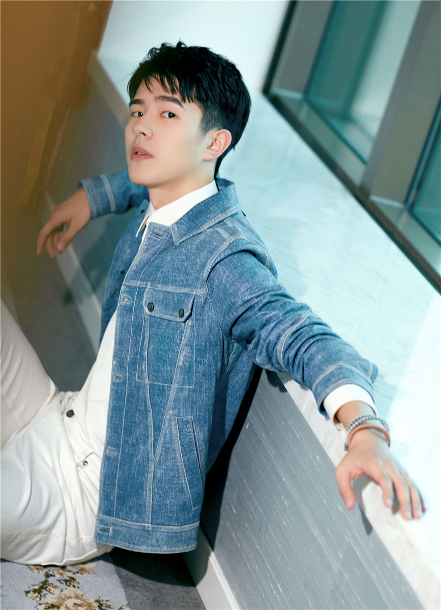 刘昊然牛仔衣青春亮相阳光活力尽显春日气息