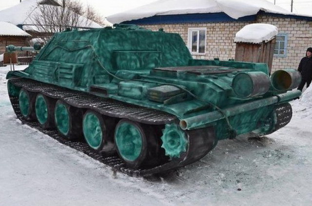 俄羅斯大學生用雪建造倣真坦克