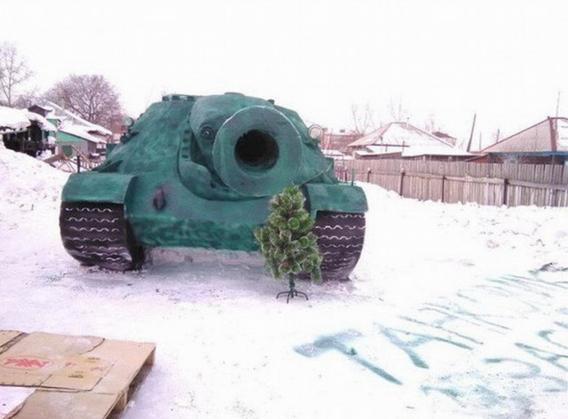 俄羅斯大學生用雪建造倣真坦克