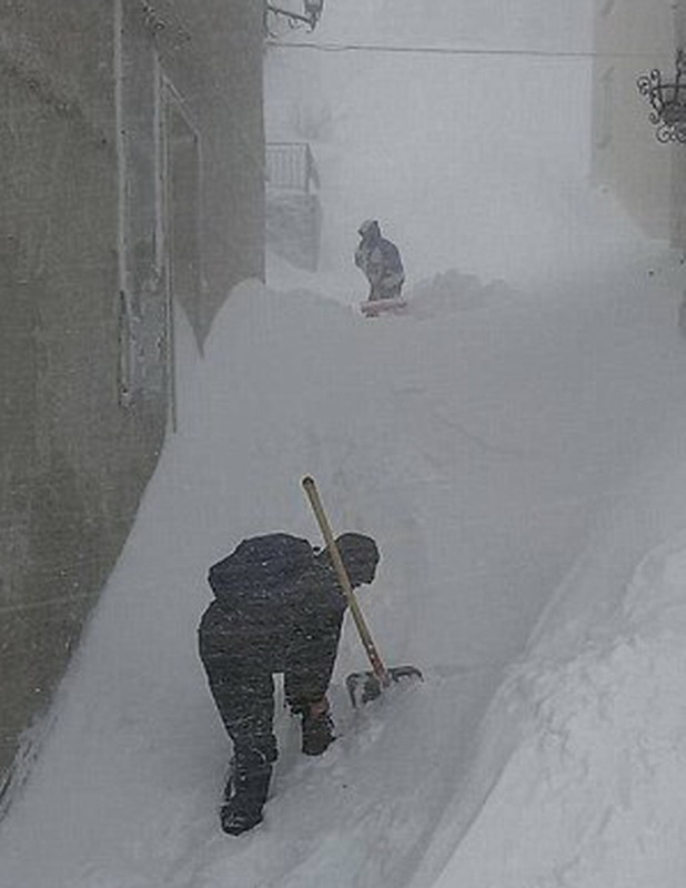 意大利村庄一天内降雪超2米 居民铲雪开路