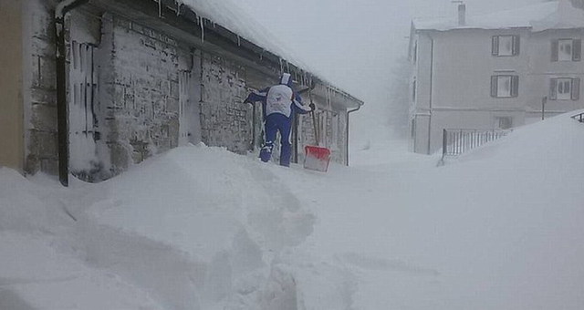 意大利村庄一天内降雪超2米 居民铲雪开路