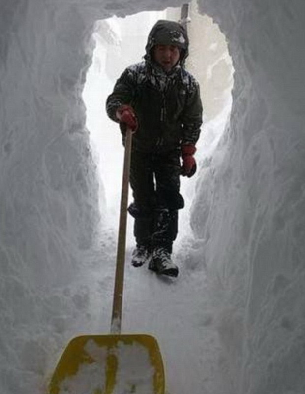 意大利村庄一天内降雪超2米 居民铲雪开路