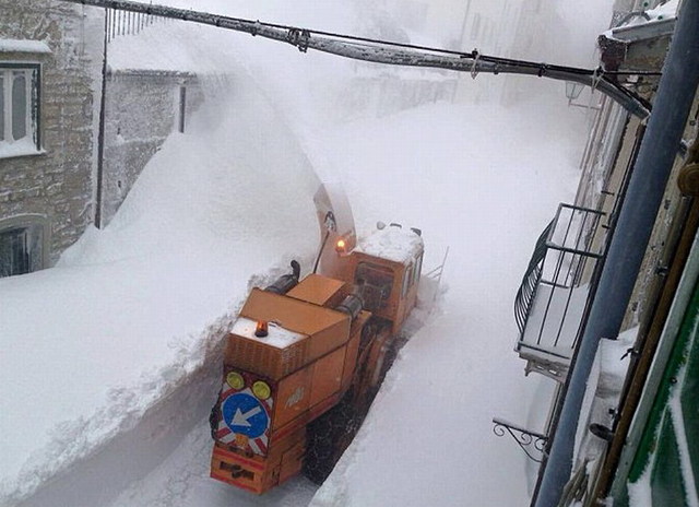 意大利村庄一天内降雪超2米 居民铲雪开路