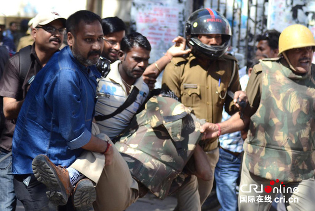 印度律师与警察发生口角被打死 引发暴力冲突