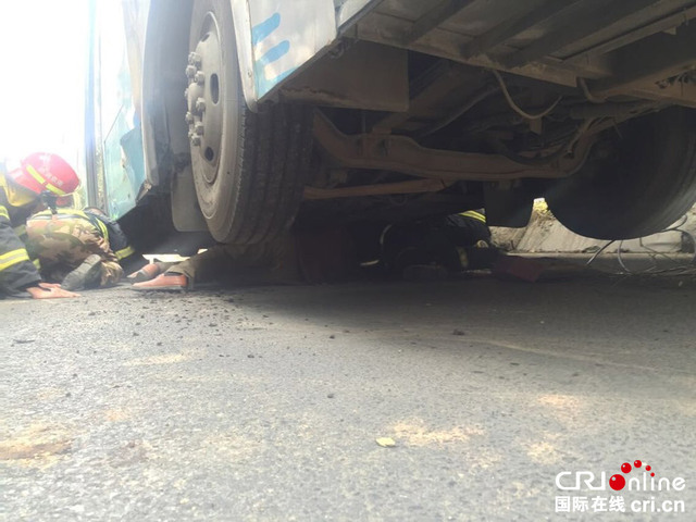 南京男子被轿车撞倒后遭公交碾压 全身多处骨折