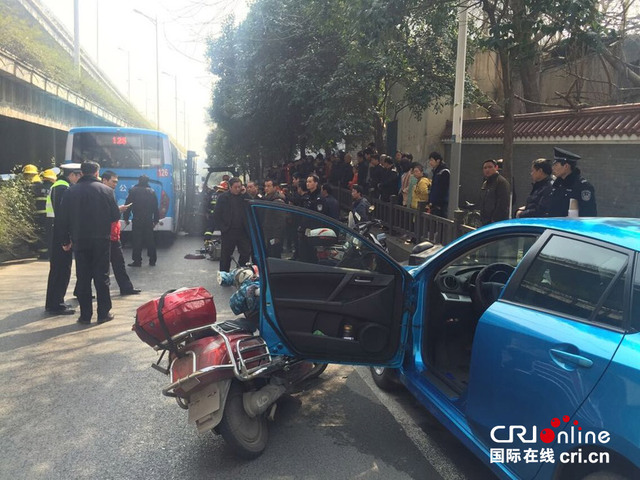 南京男子被轿车撞倒后遭公交碾压 全身多处骨折