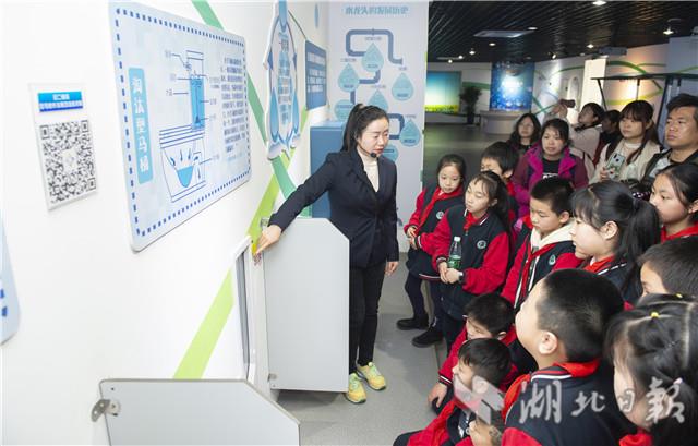 武汉小学生学节水知识 迎“世界水日”