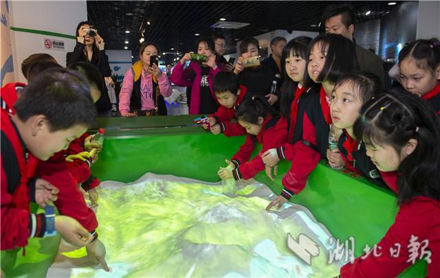 武汉小学生学节水知识 迎“世界水日”