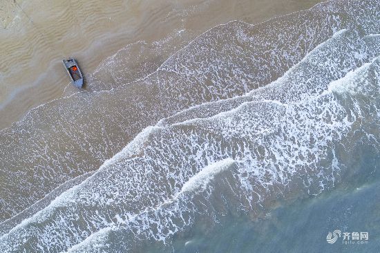 青岛海滨波涛翻涌 美如一卷风景画