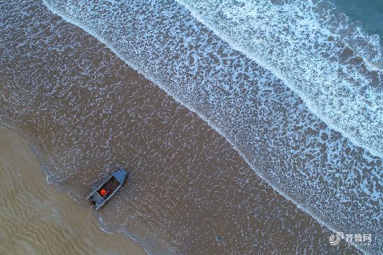 青岛海滨波涛翻涌 美如一卷风景画
