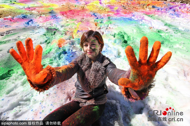 土耳其藝術家在200平方米雪地上作畫