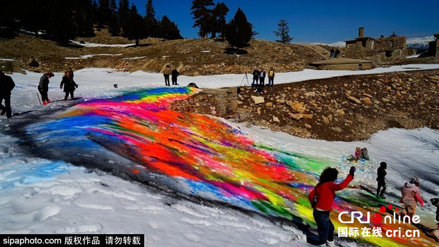 土耳其藝術家在200平方米雪地上作畫