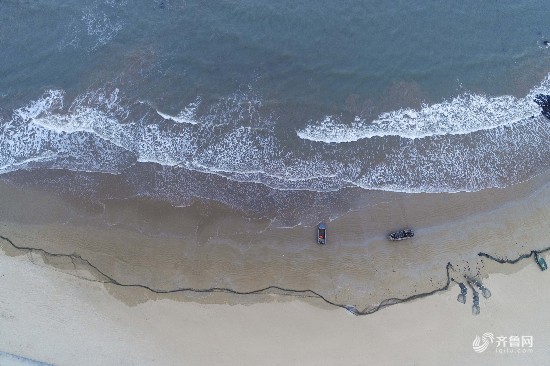 青岛海滨波涛翻涌 美如一卷风景画