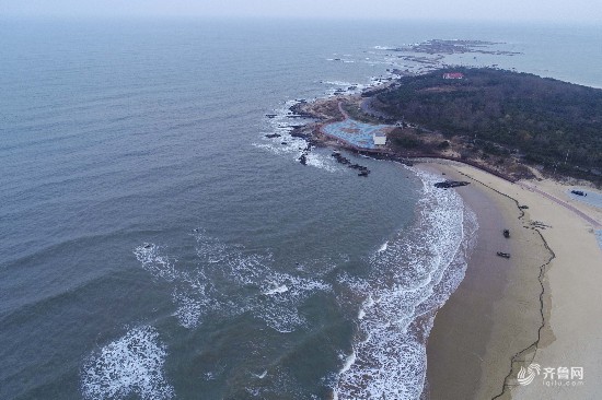 青岛海滨波涛翻涌 美如一卷风景画