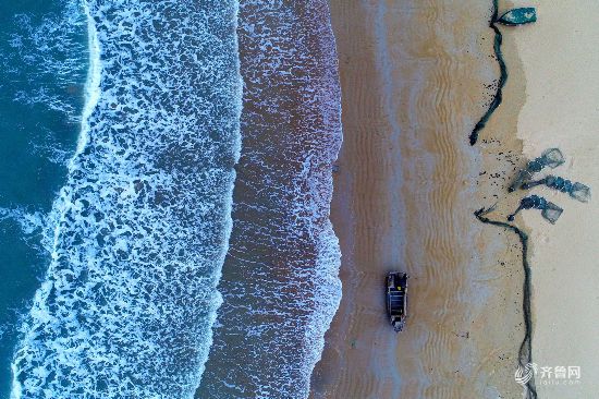 青岛海滨波涛翻涌 美如一卷风景画