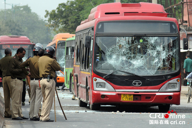 印度一公交车将11岁男童撞死 民众点燃车辆泄愤