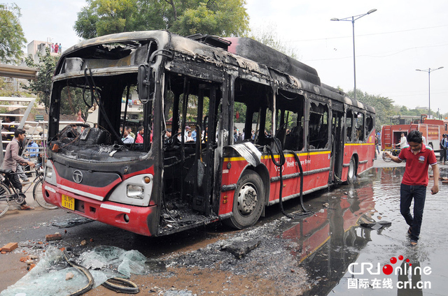 印度一公交车将11岁男童撞死 民众点燃车辆泄愤