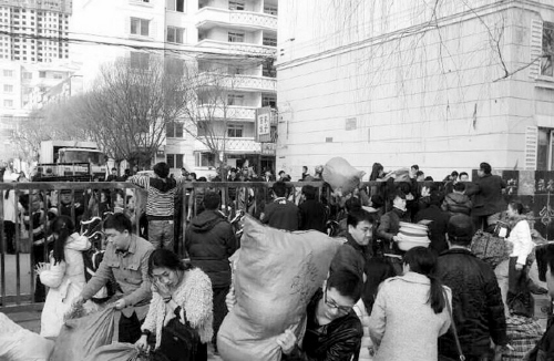 辽宁一大学公寓大门被物业焊死 数千学生翻墙搬家