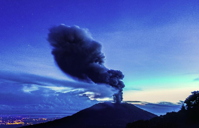 哥斯达黎加图里亚尔瓦火山喷发 火山灰喷至千米高空