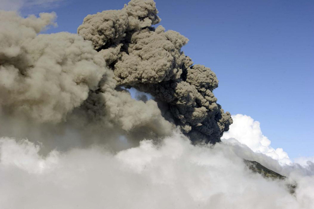 哥斯达黎加图里亚尔瓦火山喷发 火山灰喷至千米高空