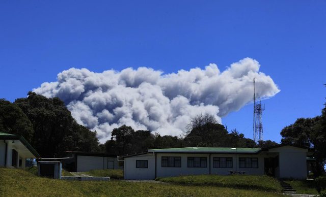 哥斯達黎加圖裏亞爾瓦火山噴發 火山灰噴至千米高空