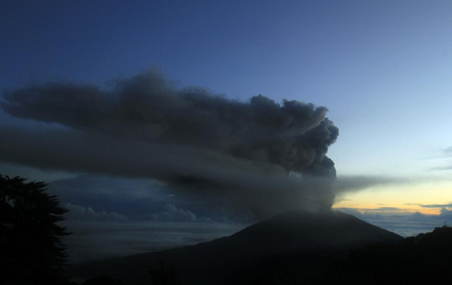 哥斯达黎加图里亚尔瓦火山喷发 火山灰喷至千米高空