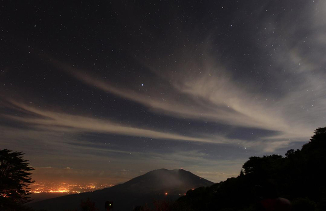 哥斯達黎加圖裏亞爾瓦火山噴發 火山灰噴至千米高空
